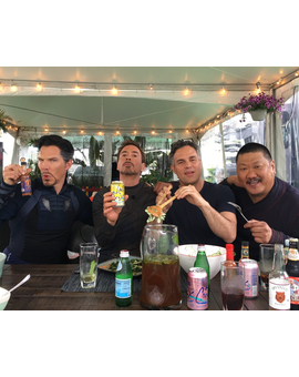 Strange, Stark, Banner y Wong de comida en los descansos de Infinity War