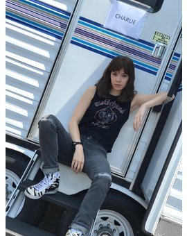 Hailee Steinfeld como Charlie Watson en el rodaje de Bumblebee