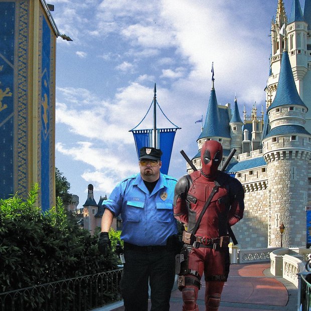 Ya está DeadPool metiéndose en líos en Disneyland, por volar cosas o algo...