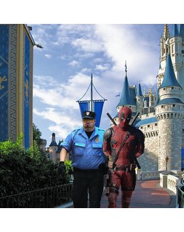 Ya está DeadPool metiéndose en líos en Disneyland, por volar cosas o algo...