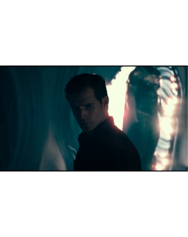 El traje negro de Superman en el adelanto  de la escena eliminada que vendrá como extra en el blu-ray de La Liga de la Justicia