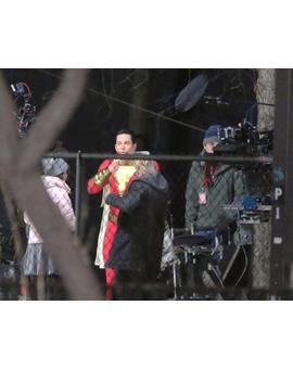 Vistazo al traje de Shazam de frente, más  un vídeo desde el set de rodaje