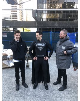 ELSEWORLDS, Superman con el traje negro en el rodaje del nuevo evento del Arrowverse