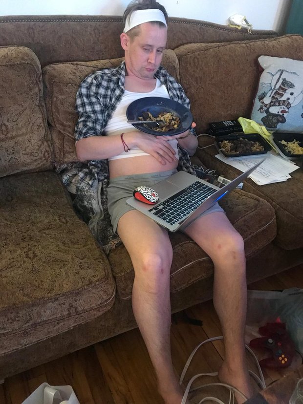 En palabras de Macaulay Culkin, como se vería realmente la versión actualizada de Solo en Casa XD