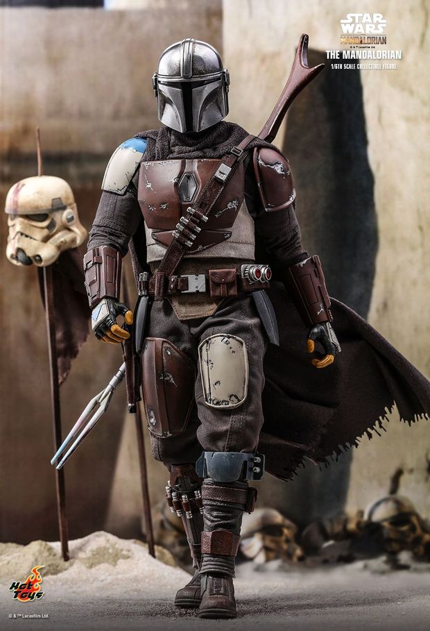 3 Hot Toys de EL MANDALORIANO y sable de luz de EFX Collectibles de El Ascenso de Skywalker