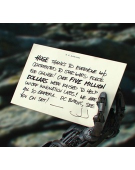 ¿A qué personaje pertenecerá esta mano robótica con la que JJ Abrams agradece la ayuda a "Star Wars: Force for Change"?