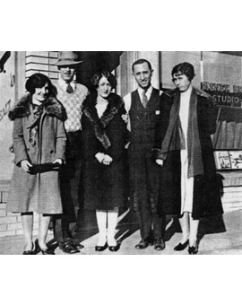 Walt Disney y su hermano Roy hace 90 años en la inauguración de The Disney Company