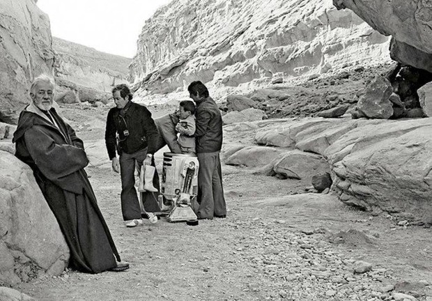 SIR ALEC GUINNESS y KENNY BAKER en Túnez. STAR WARS IV