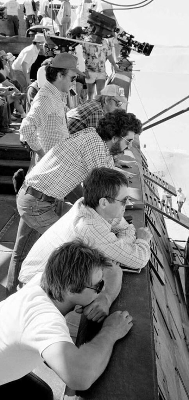 Una foto para el domingo. GEORGE LUCAS, HARRISON FORD, RICHARD MARQUAND y parte del equipo observando la acción desde el barco de Jabba. STAR WARS VI