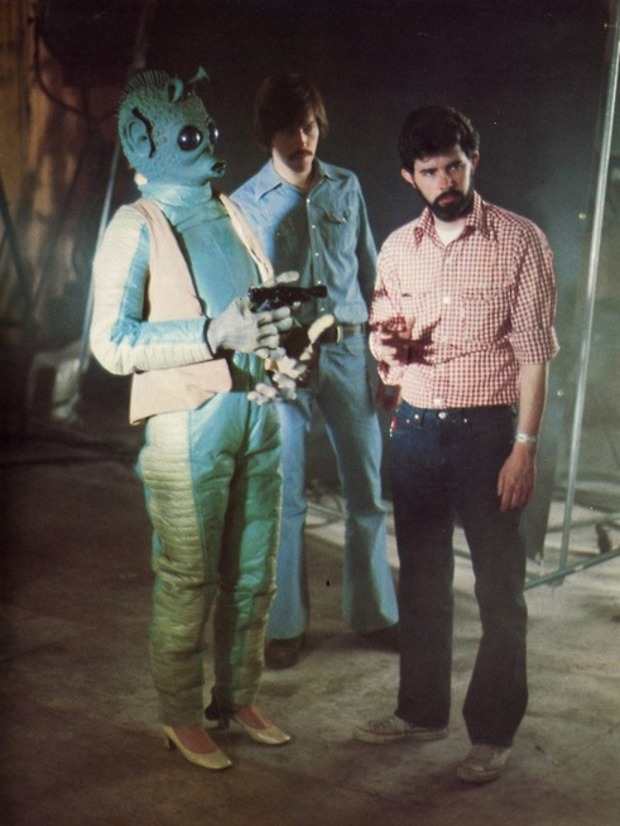 George Lucas dando indicaciones a GREEDO (María de Aragón). STAR WARS IV (ojo a los zapatos)
