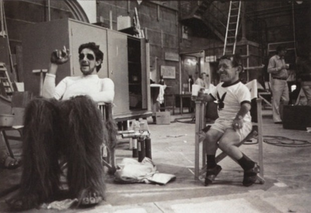 En esta foto descubrimos que CHEWBACCA fumaba y R2D2 es seguidor de Playboy. STAR WARS IV