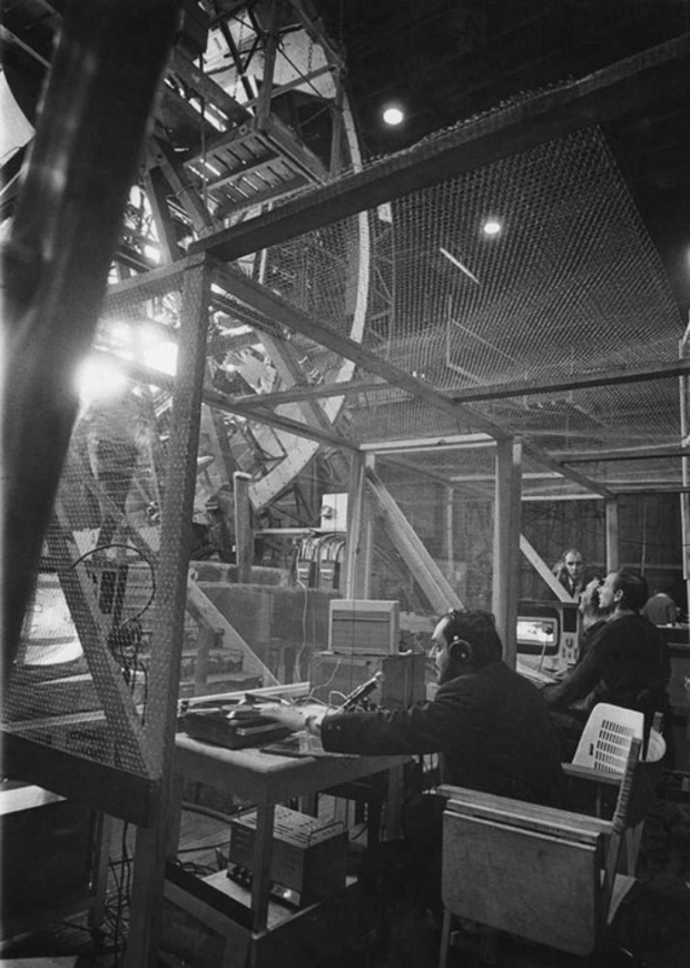 STANLEY KUBRICK dirigiendo en el decorado de la DISCOVERY. 2001: UNA ODISEA DEL ESPACIO