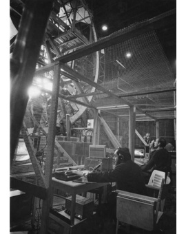 STANLEY KUBRICK dirigiendo en el decorado de la DISCOVERY. 2001: UNA ODISEA DEL ESPACIO