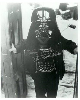 Este pequeño DARTH VADER es KENNY BAKER (R2D2). STAR WARS V