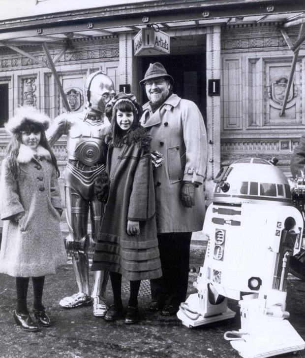 Foto de domingo: JOHN WILLIAMS con R2D2 y C3PO. Las niñas no sé quienes son. Finales de los 70.