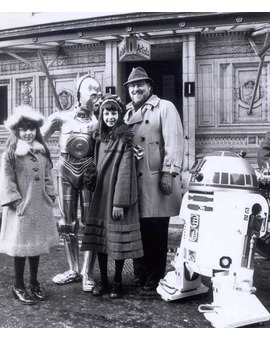 Foto de domingo: JOHN WILLIAMS con R2D2 y C3PO. Las niñas no sé quienes son. Finales de los 70.