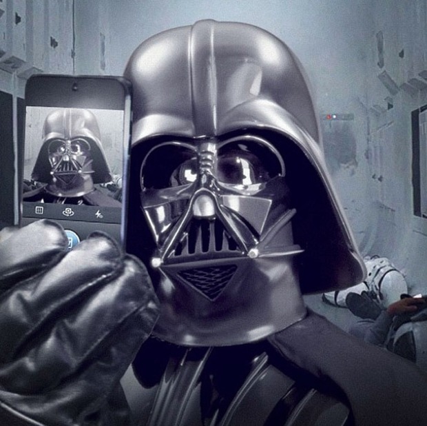 Con este "selfie" de DARTH VADER en el Episodio IV STAR WARS inaugura cuenta en Instagram.