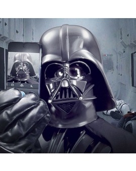 Con este "selfie" de DARTH VADER en el Episodio IV STAR WARS inaugura cuenta en Instagram.