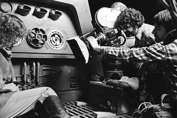 GEORGE LUCAS rodando como 2ª unidad con la doble de CARRIE FISHER en STAR WARS VI