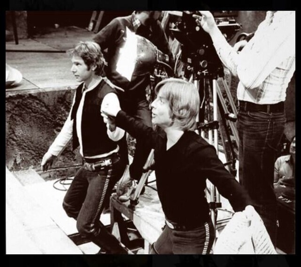 HARRISON FORD y MARK HAMILL se marcan un bailecito antes de una toma de la entrega de medallas de STAR WARS IV