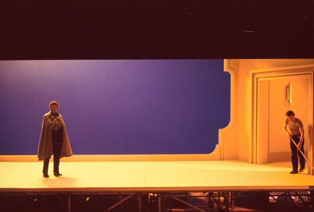 BILLY DEE WILLIAMS esperando en el set mientras lo limpian. STAR WARS V