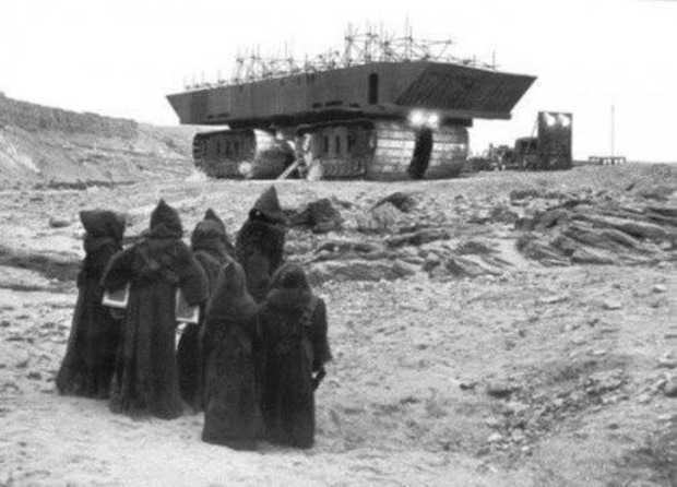 Los JAWAS llevan a R2D2 a su transporte. ¡Uchiniiii! STAR WARS IV