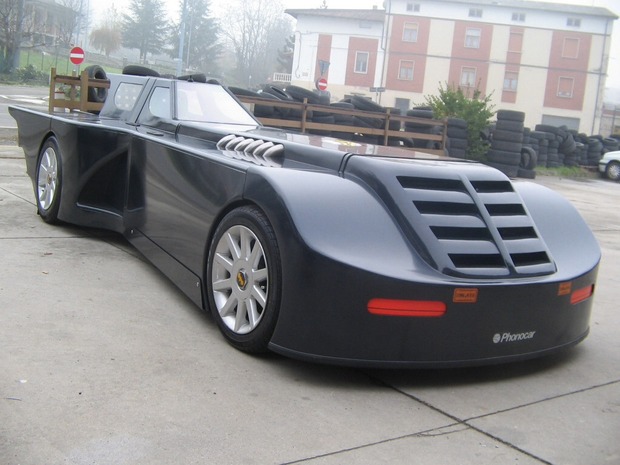 El BATMOBIL de la serie de animación hecho realidad. Con un motor Maserati. (Video)