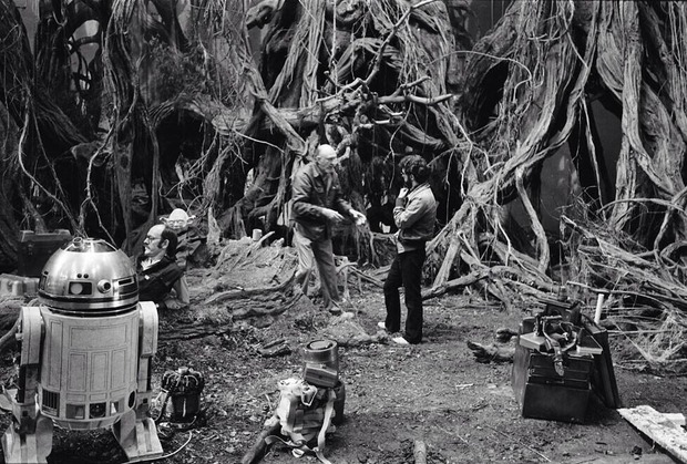 GEORGE LUCAS, IRVIN KERSHNER, FRANK OZ, YODA y R2D2 en el set. STAR WARS V.