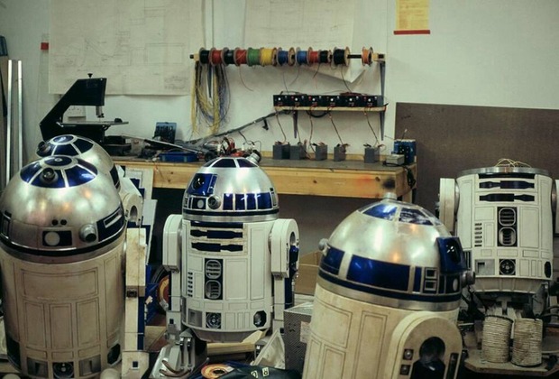 Nunca hay suficientes unidades R2D2 para filmar una película. STAR WARS.