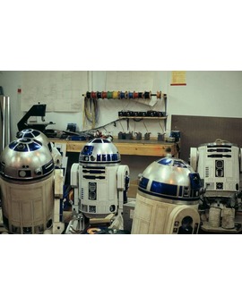 Nunca hay suficientes unidades R2D2 para filmar una película. STAR WARS.
