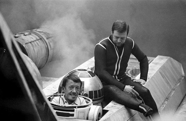 KENNY BAKER con un asistente en el X-WING en el set de DAGOBAH. STAR WARS V