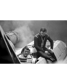 KENNY BAKER con un asistente en el X-WING en el set de DAGOBAH. STAR WARS V