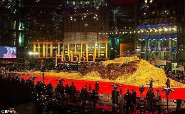 Así montaron la alfombra roja para la première de EL HOBBIT. LA DESOLACIÓN DE SMAUG en Europa (Berlín).