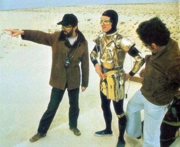 GEORGE LUCAS dando indicaciones a ANTHONY DANIELS. STAR WARS IV