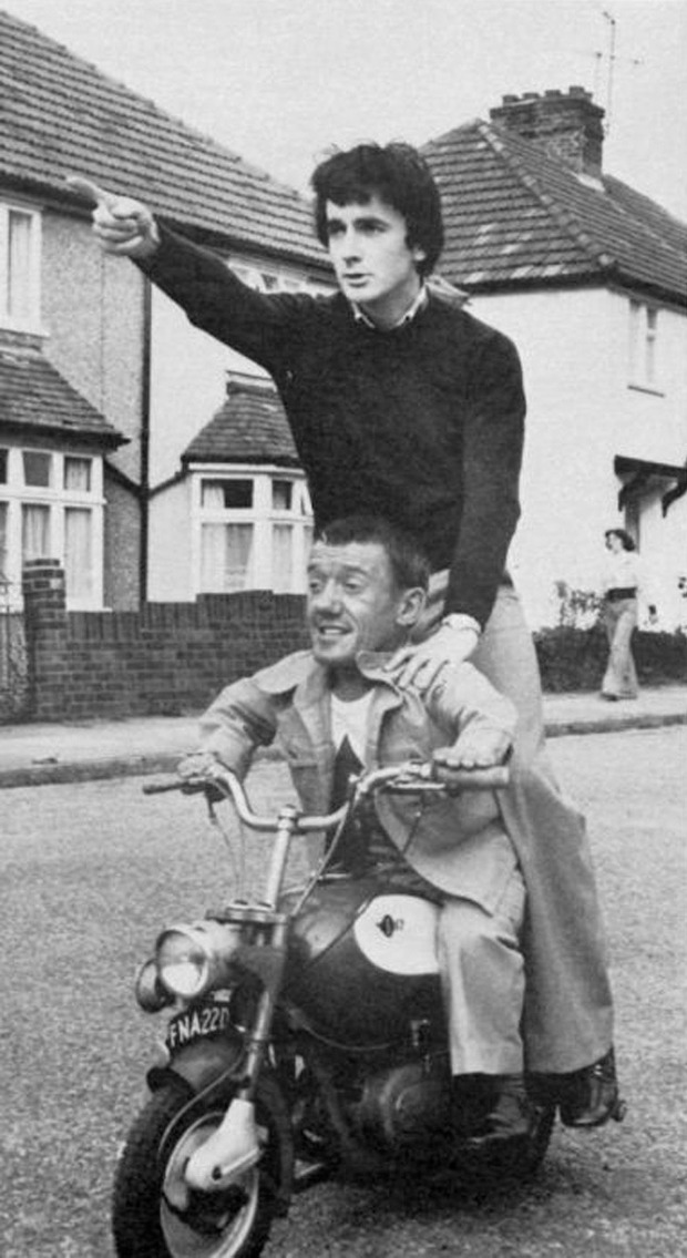 ANTHONY DANIELS (C3PO) y KENNY BAKER (R2D2) lanzados. STAR WARS IV