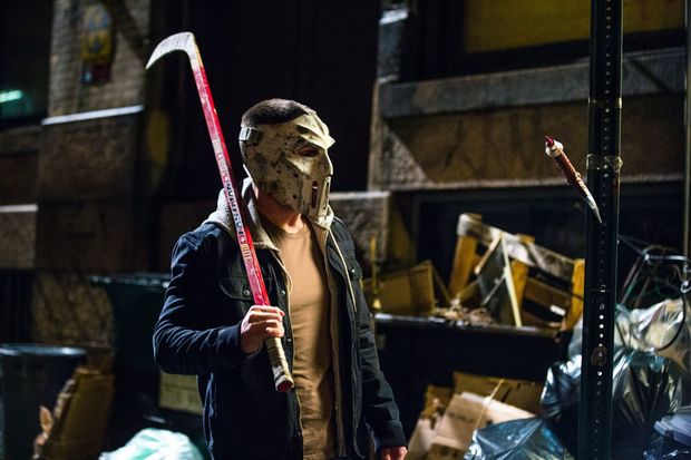 Stephen Amell como Jason , digo como Casey Jones en el set de TMNT 2