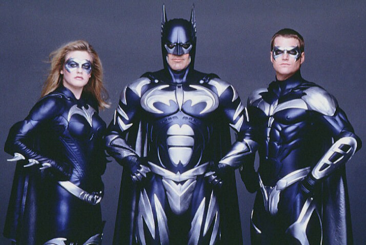 Sabiais que hay una entrevista en la que los 3 actores principales y el  director de batman y robin piden perdón por la pelicula? os dejo la  entrevista al final de un