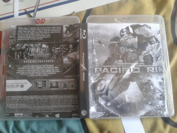 caratula en blanco y negro , mal recortada e imprimida de pacific rim , de la anterior foto ,  aun así mejor que la oficial de warner españa