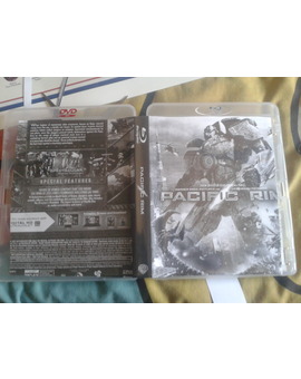 caratula en blanco y negro , mal recortada e imprimida de pacific rim , de la anterior foto ,  aun así mejor que la oficial de warner españa